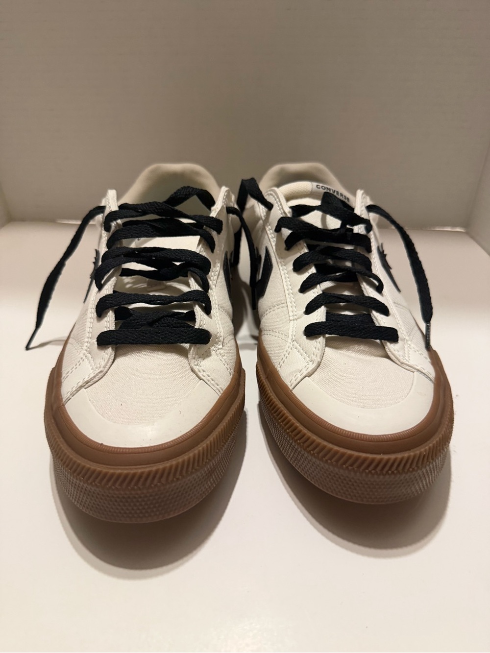 Converse Men’s White Canvas Sneakers with Gum Sole Size 9 - Picture 1 of 5